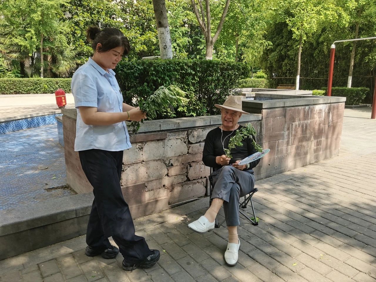 传递端午情谊，送上艾草香包
